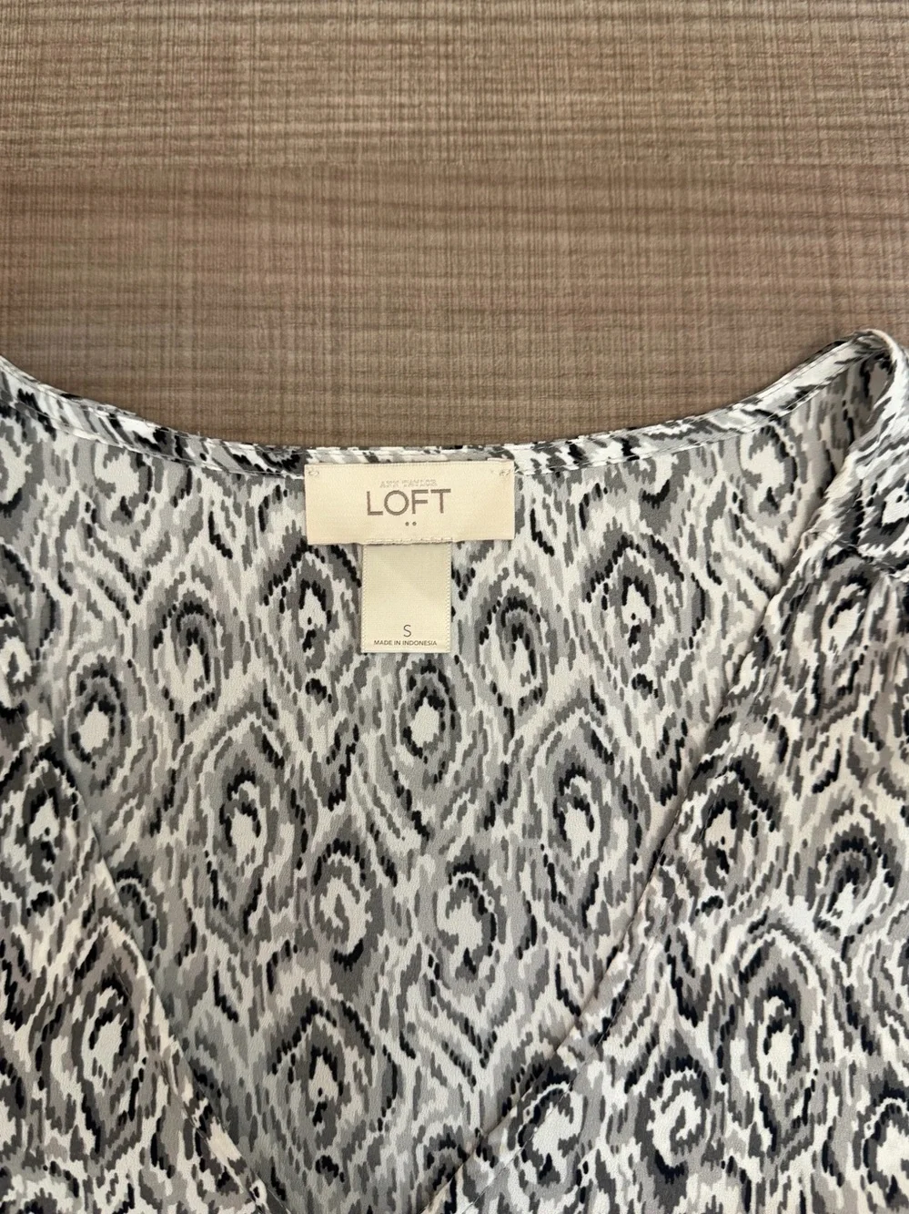 LOFT Black & White Printed Long-Sleeve V-Neck Blouse Size S